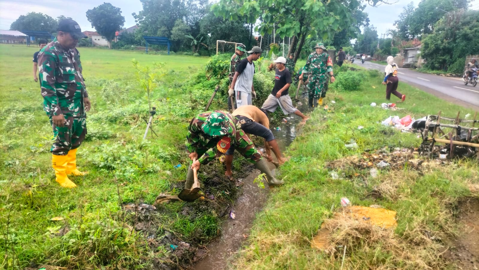 Koramil Jajaran Kodim 0620/Kab. Cirebon Gelar Karya Bakti Pembersihan Saluran Air di Tiga Wilayah