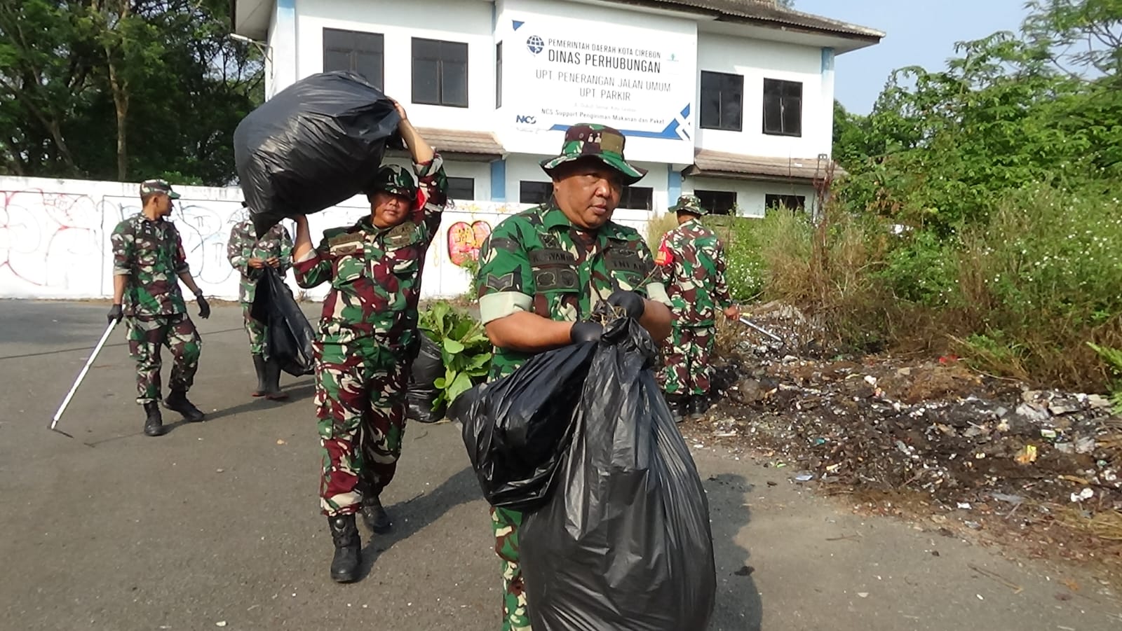 Kodim 0614/Kota Cirebon Gelar Kegiatan Karya Bakti di Kawasan Eks Terminal Harjamukti.