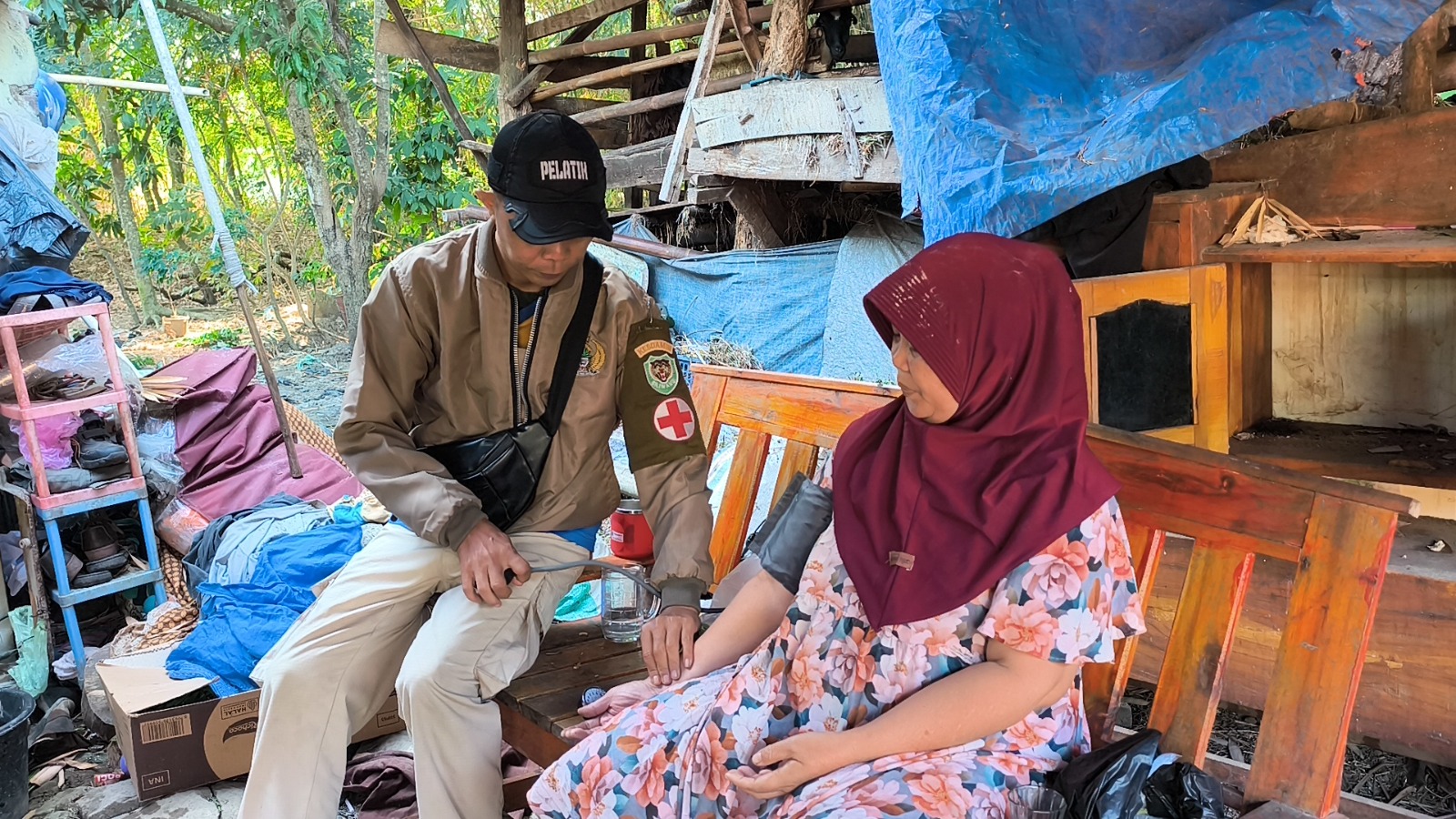 Jemput Bola, Satgas Kesehatan TMMD ke-129 Kodim 0620/Kab. Cirebon Datangi Rumah Warga Berikan Pelayanan Kesehatan