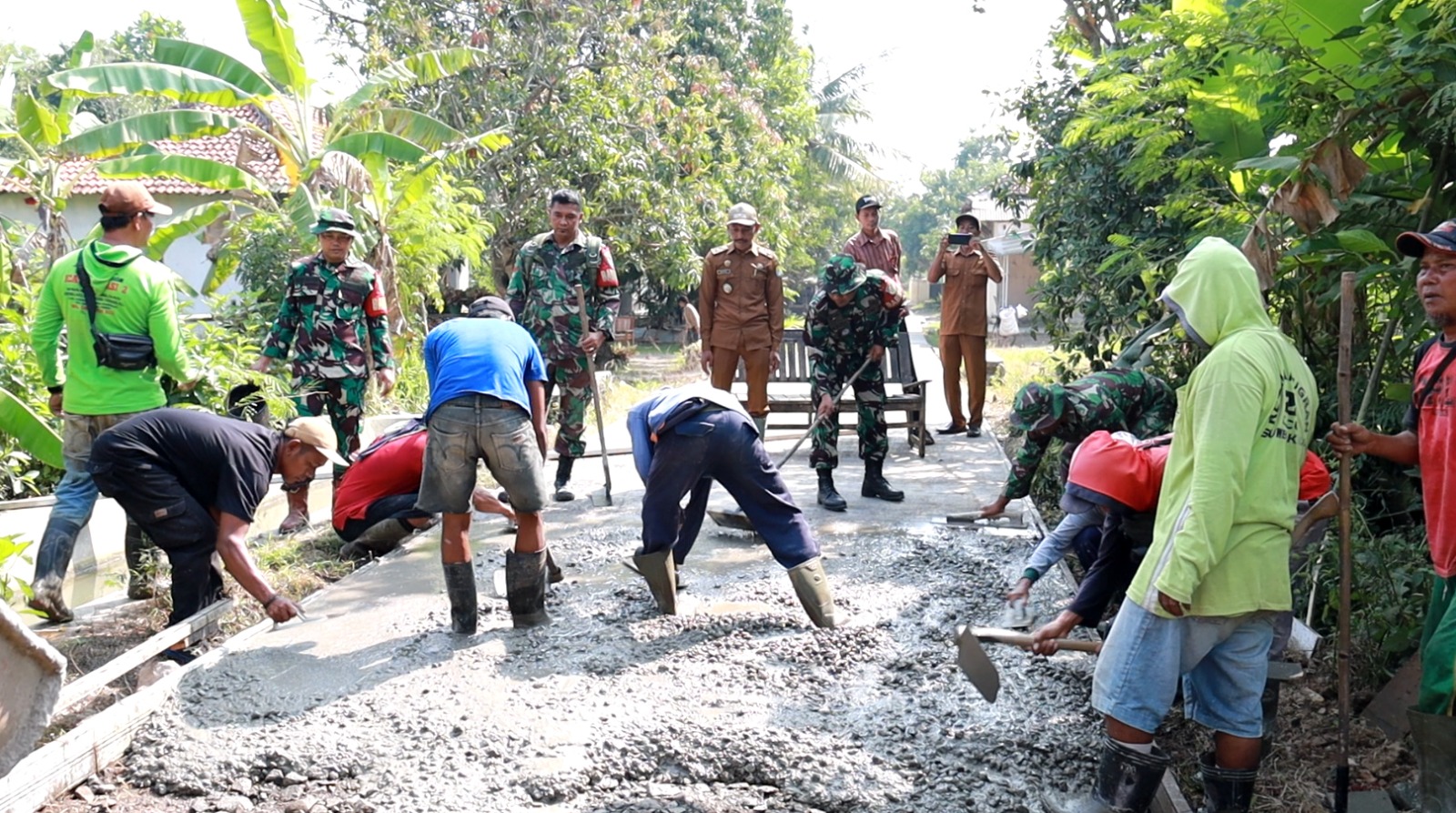 Pembangunan Jalan Rabat Beton TMMD Ke-129 Kodim 0620/Kab. Cirebon Dikebut Demi Kesejahteraan Warga
